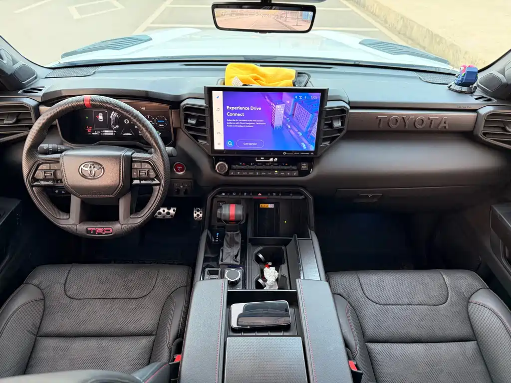 Toyota Sequoia — фото 17