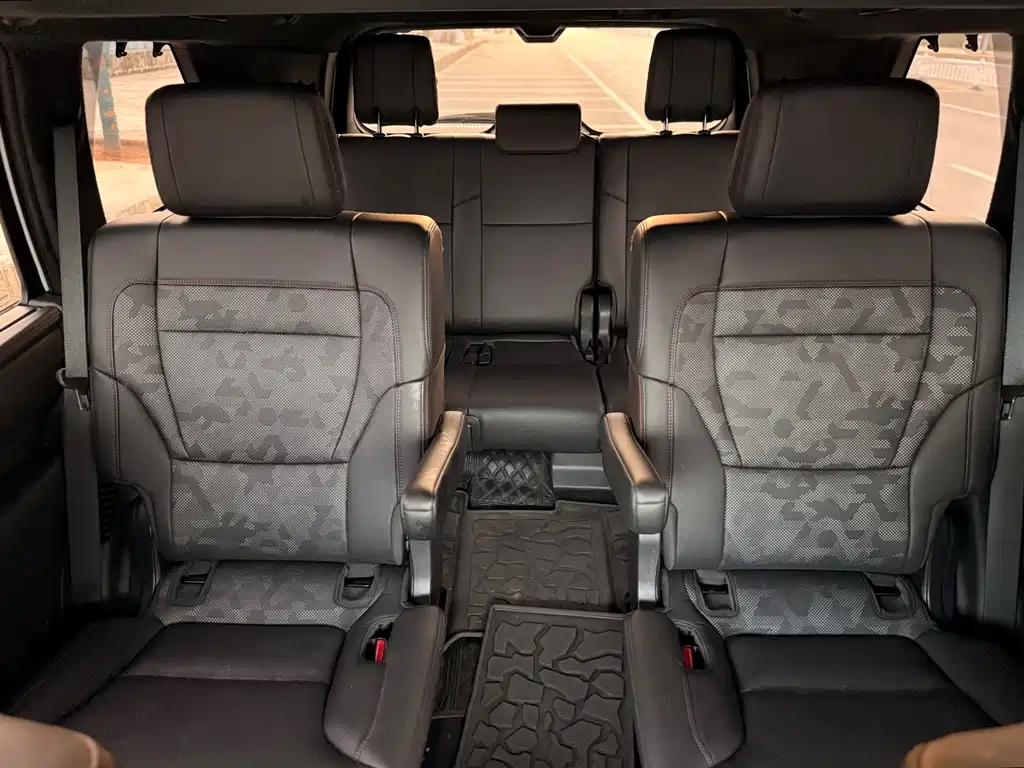 Toyota Sequoia — фото 22