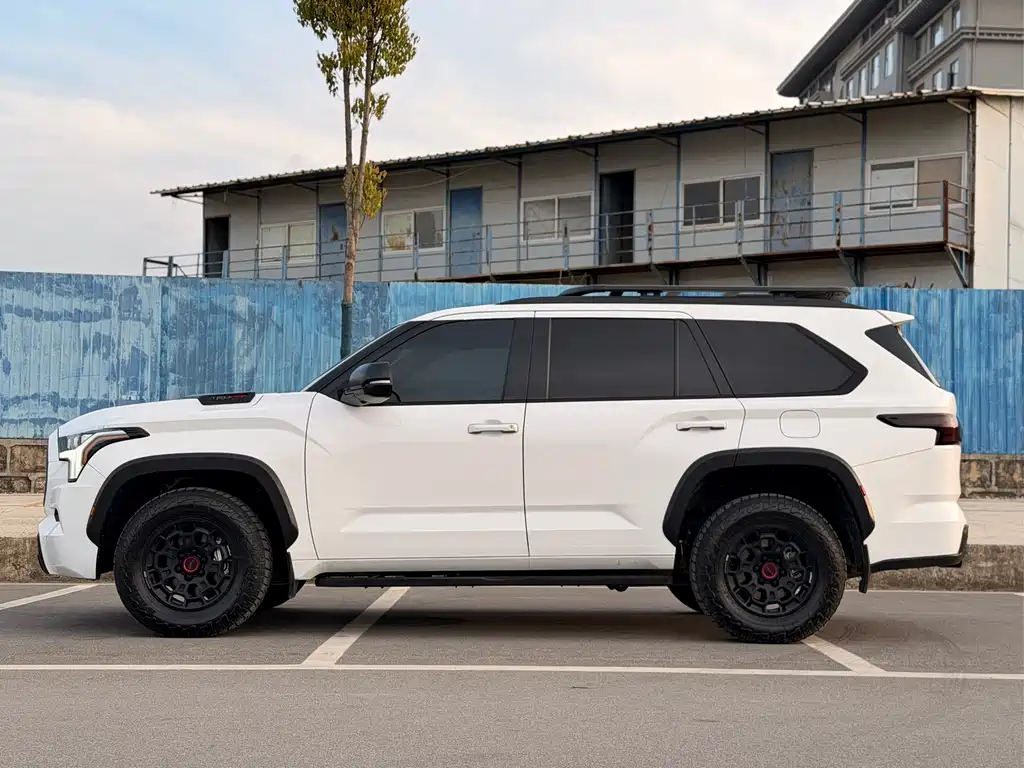 Toyota Sequoia — фото 6