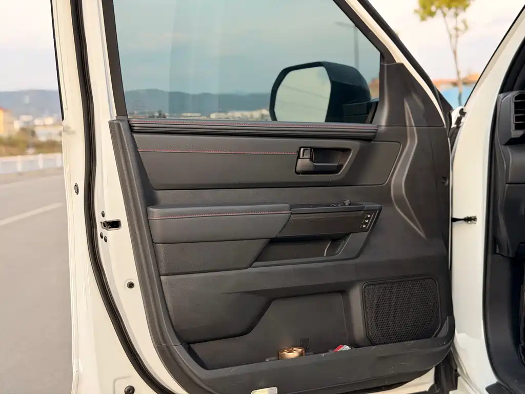 Toyota Sequoia — фото 10