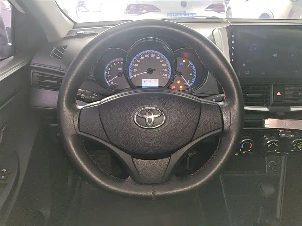Toyota Yaris L — фото 11