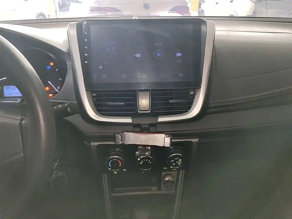 Toyota Yaris L — фото 13