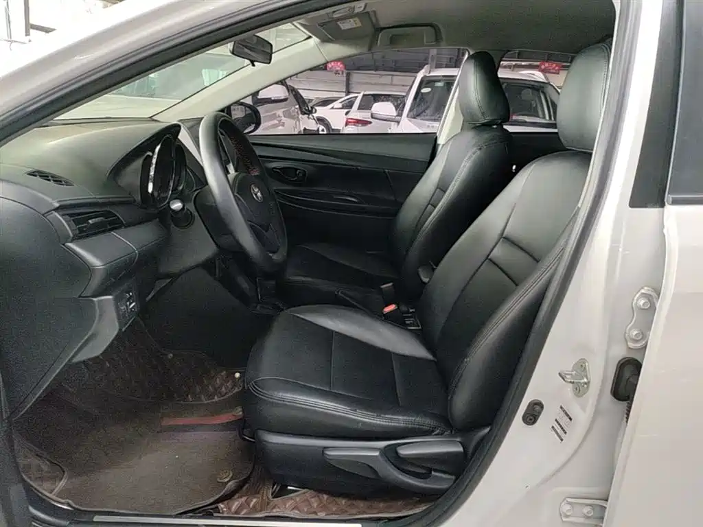 Toyota Yaris L — фото 15