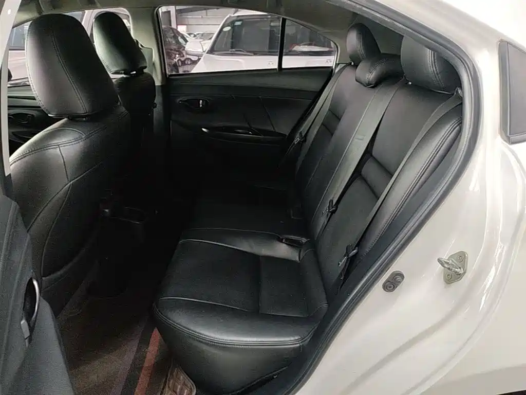 Toyota Yaris L — фото 17