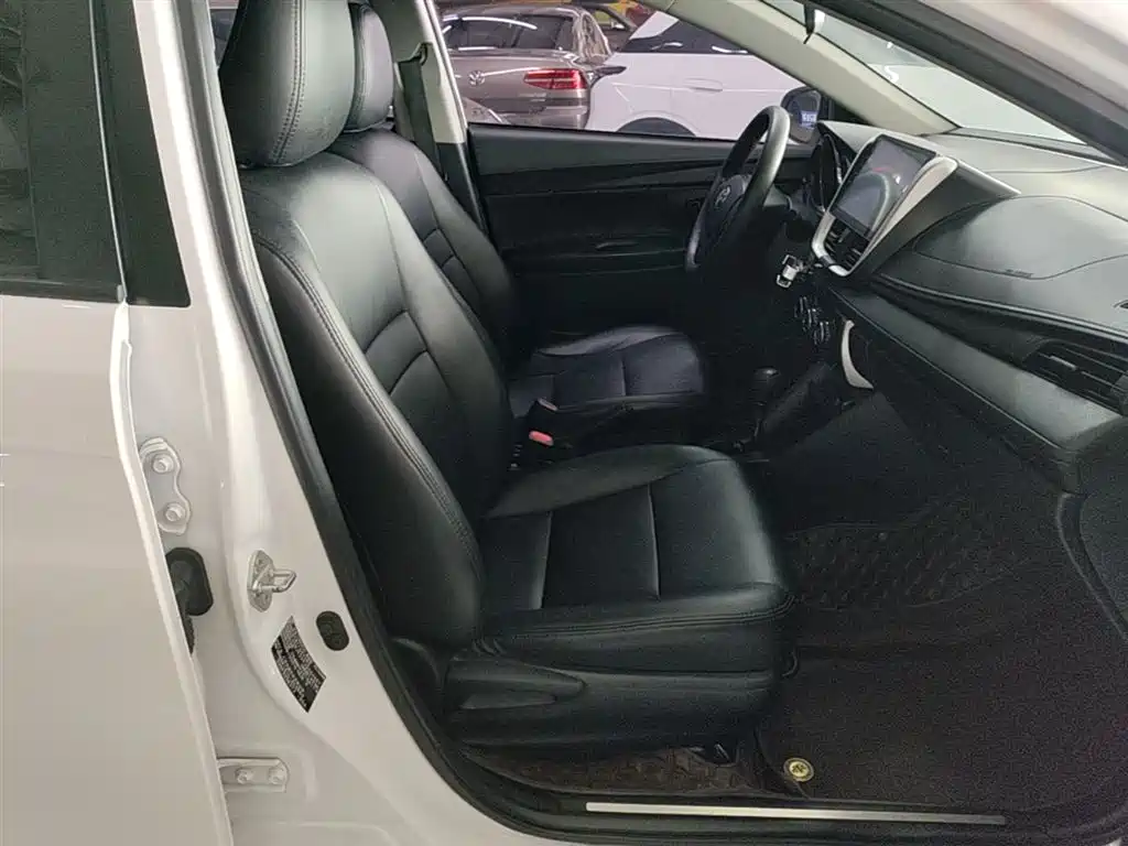 Toyota Yaris L — фото 25