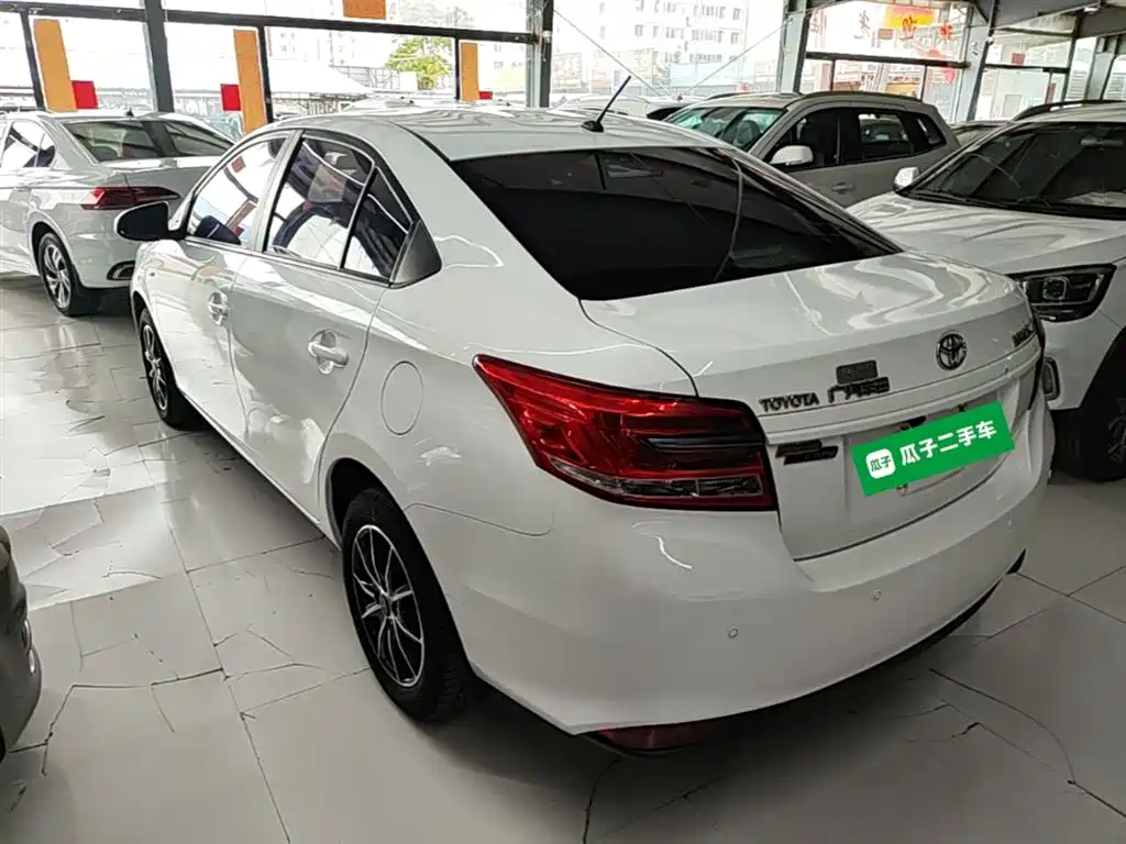 Toyota Yaris L — фото 5