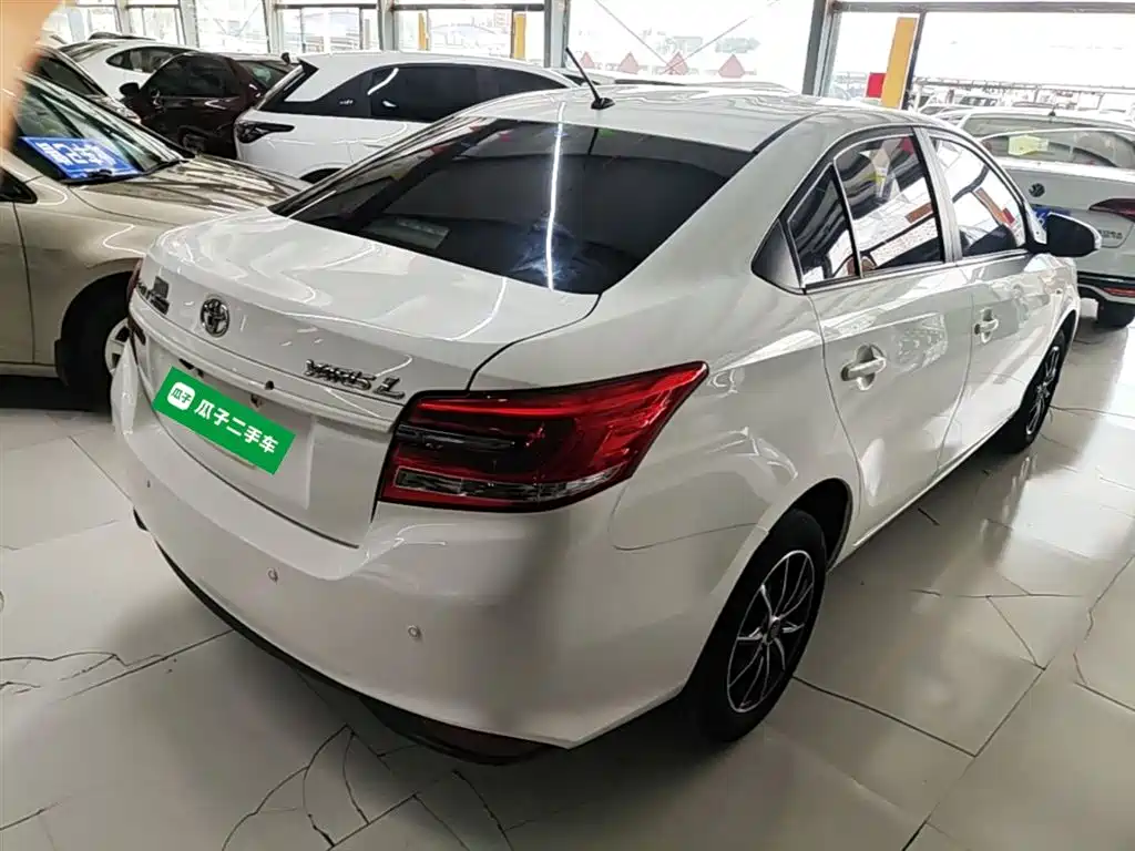 Toyota Yaris L — фото 7