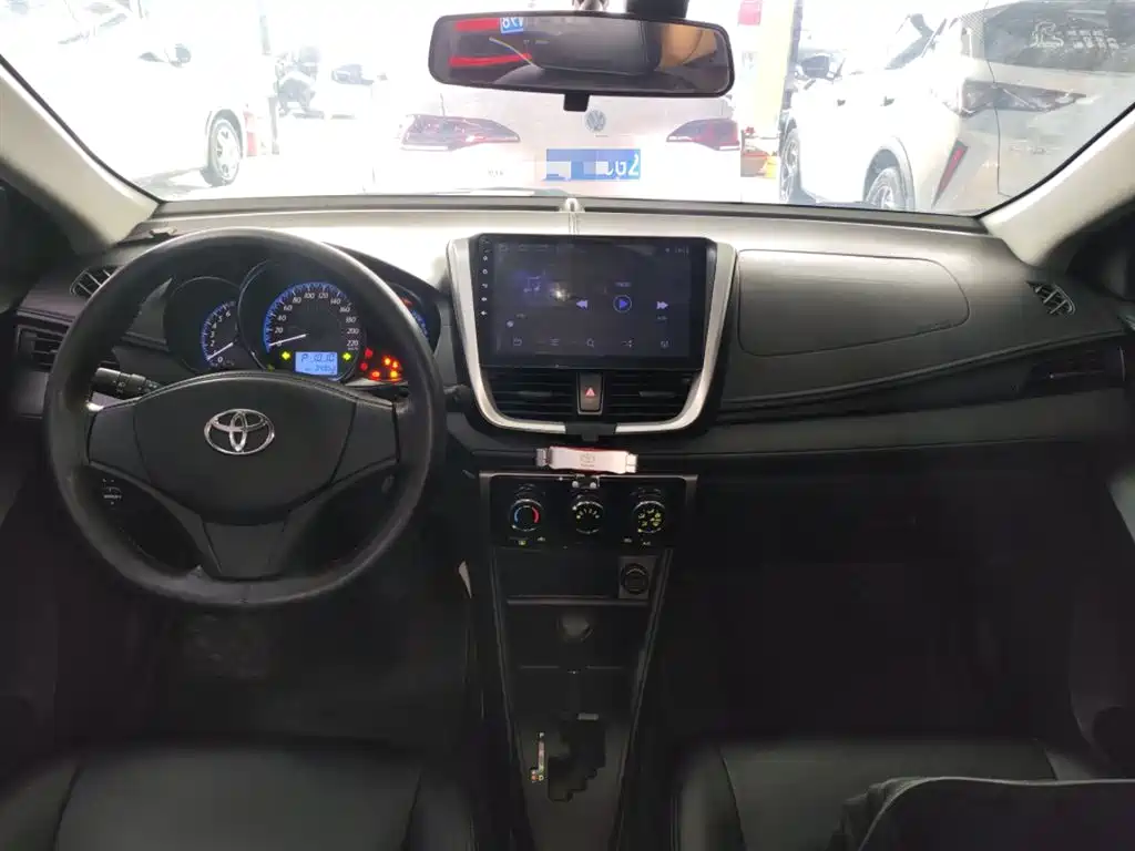 Toyota Yaris L — фото 10