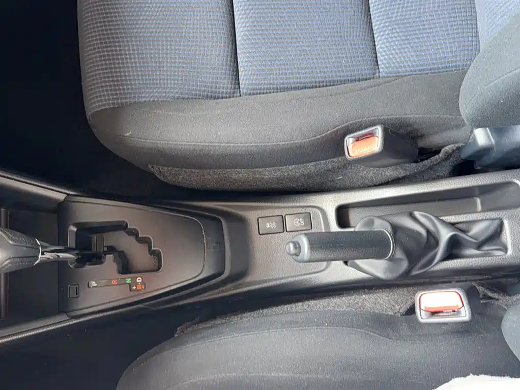 Toyota Yaris L — фото 4