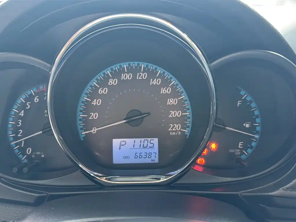 Toyota Yaris L — фото 9