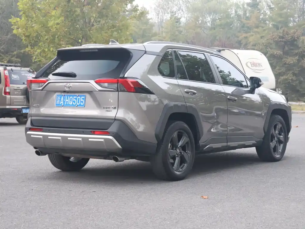 Toyota RAV4 — фото 5