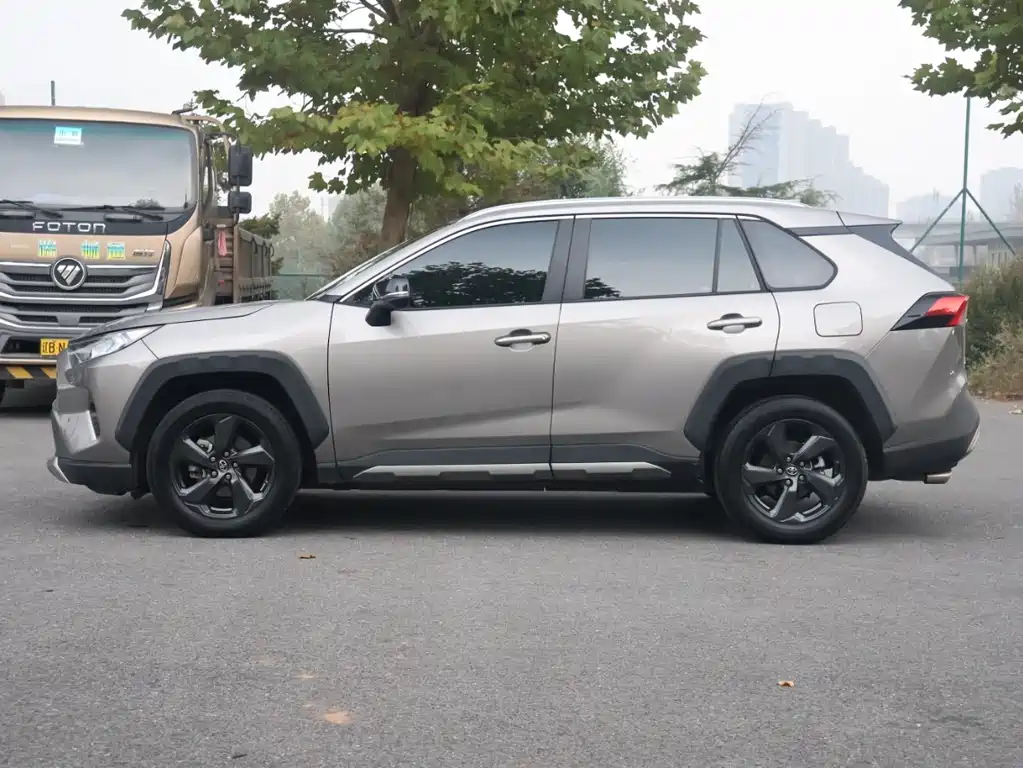 Toyota RAV4 — фото 7