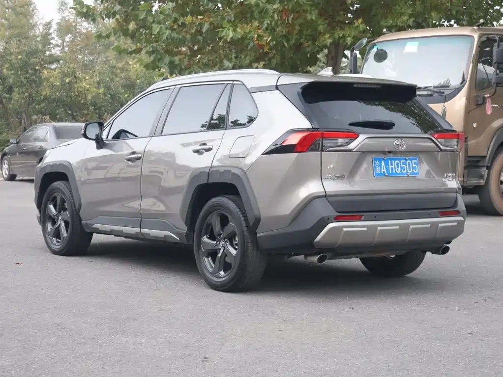 Toyota RAV4 — фото 8