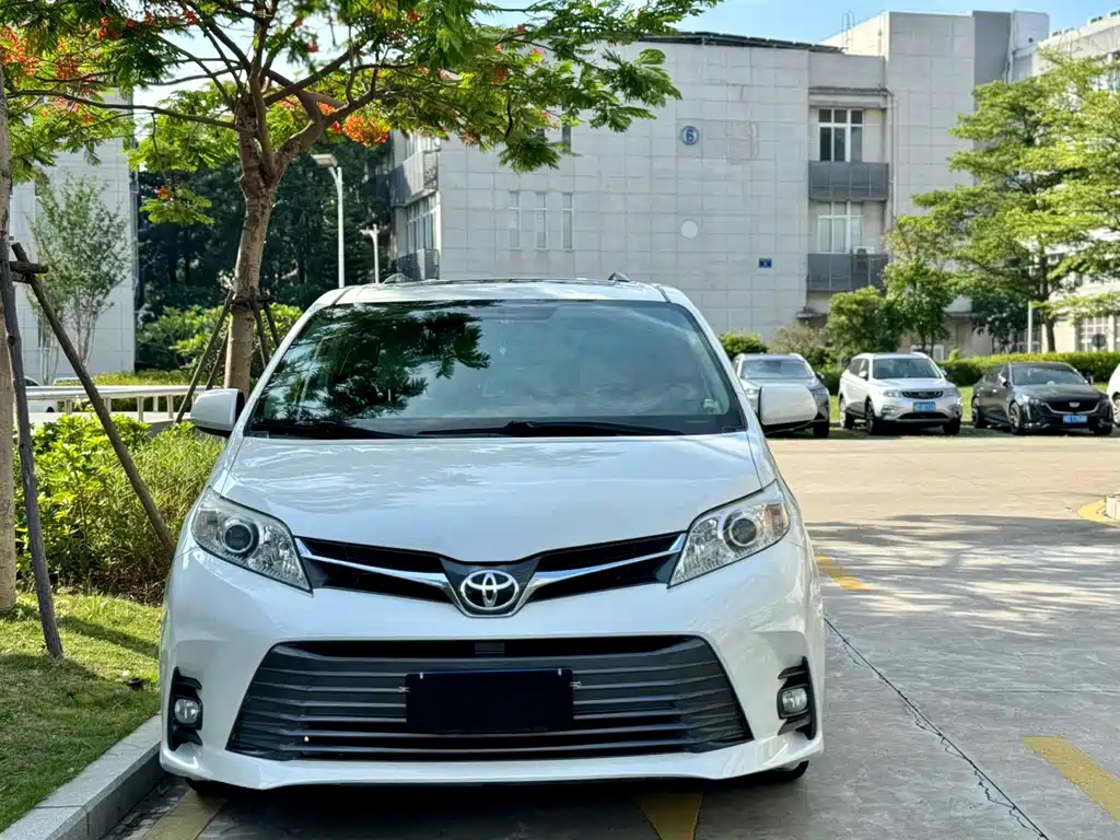 Toyota Sienna — фото 2