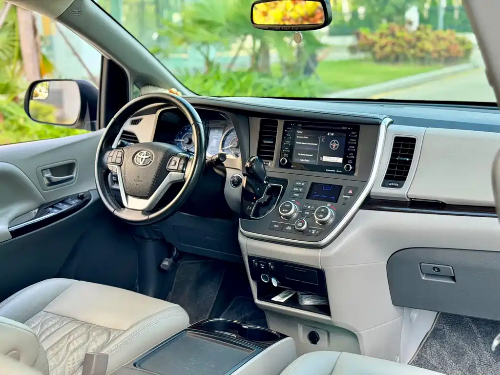 Toyota Sienna — фото 3