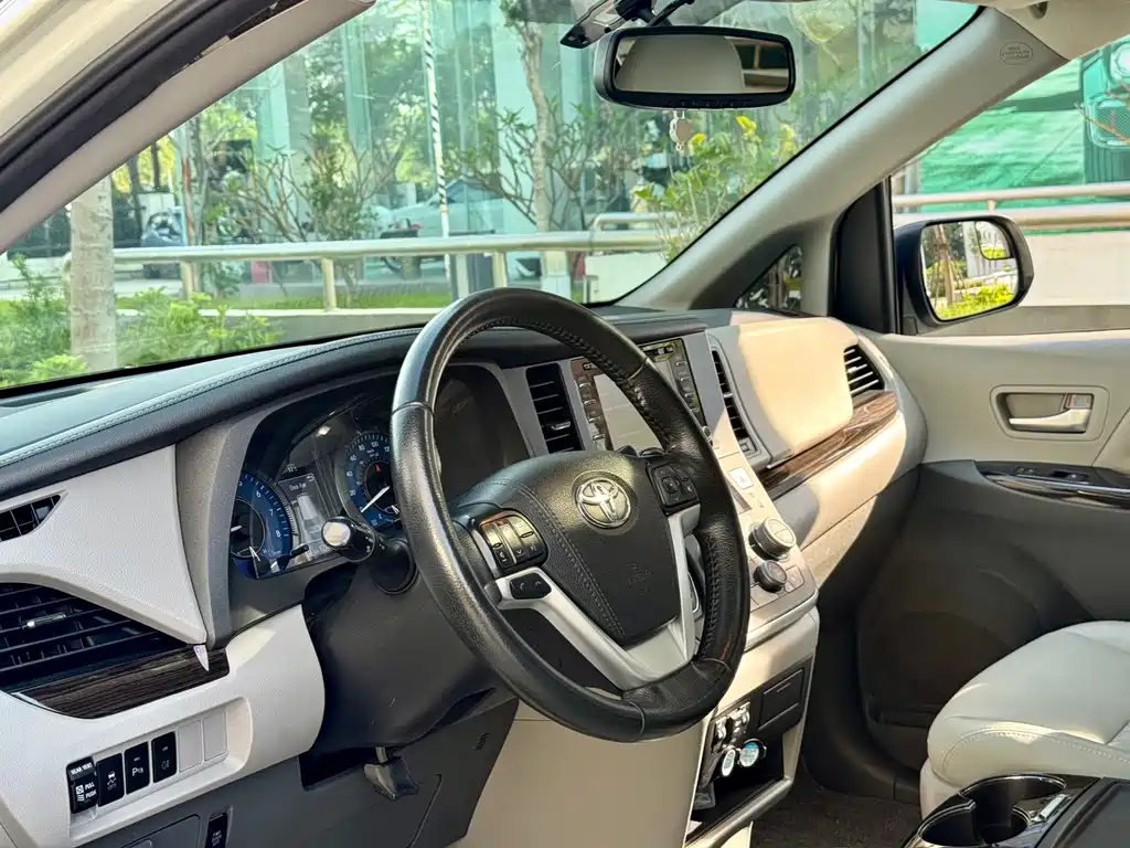 Toyota Sienna — фото 4