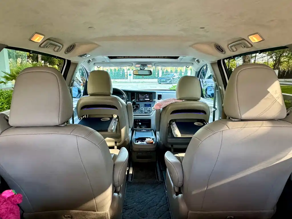 Toyota Sienna — фото 5