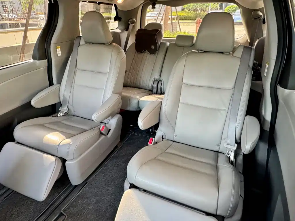 Toyota Sienna — фото 6