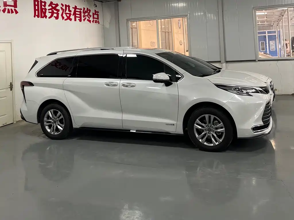 Toyota Sienna — фото 3