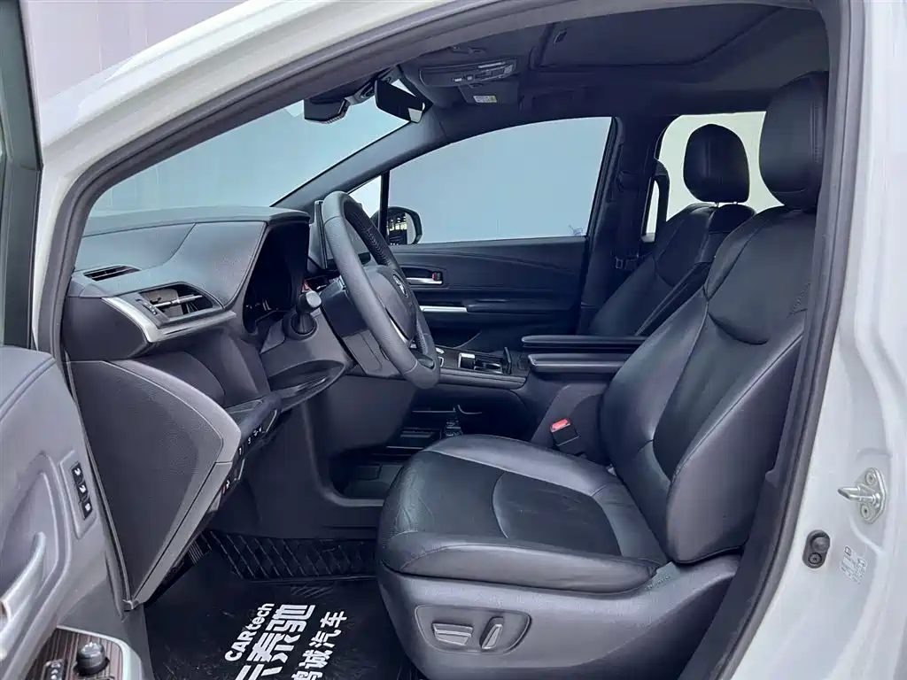 Toyota Granvia — фото 17