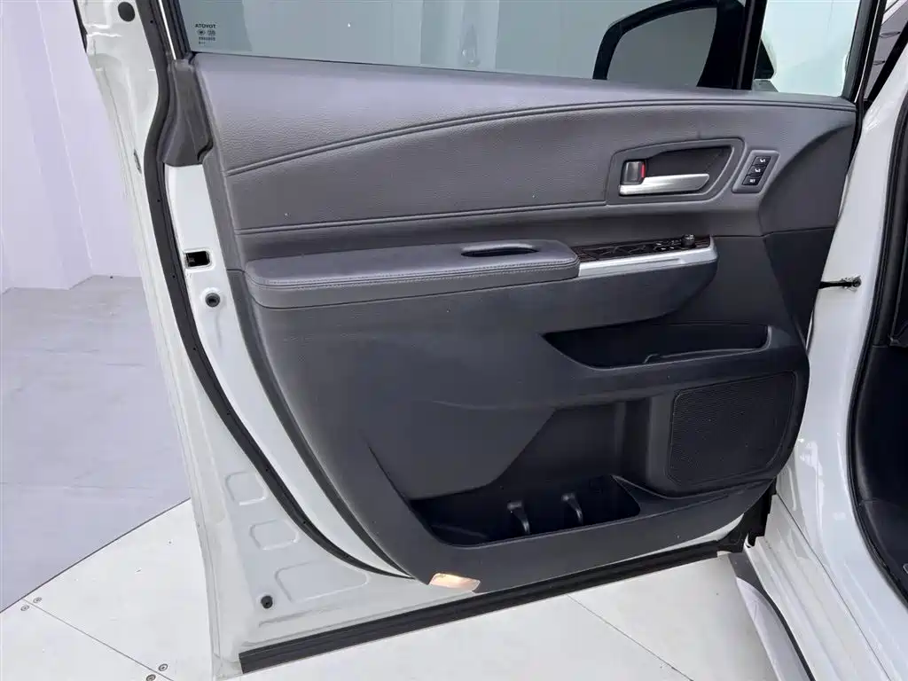 Toyota Granvia — фото 18