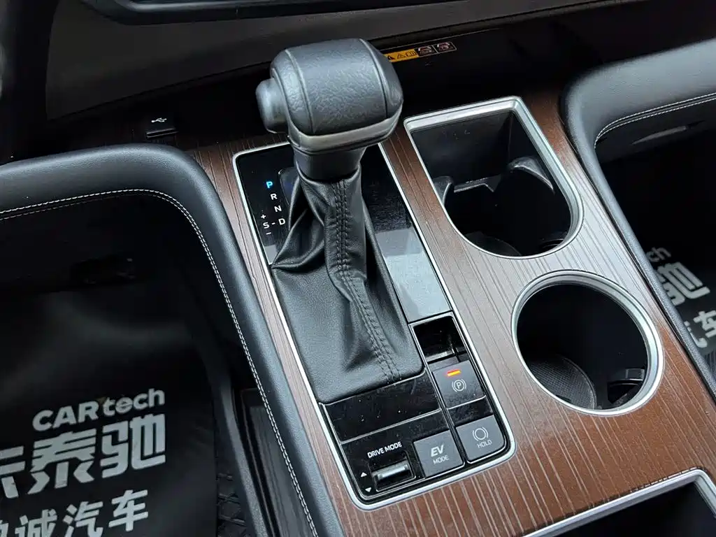 Toyota Granvia — фото 25