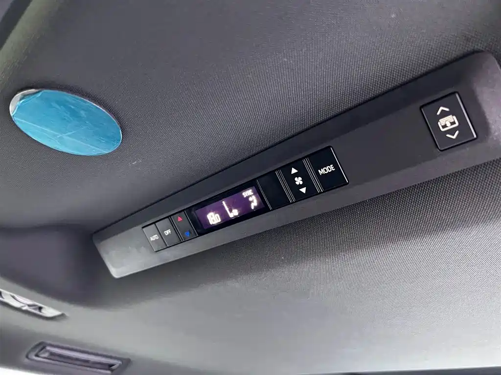 Toyota Granvia — фото 26