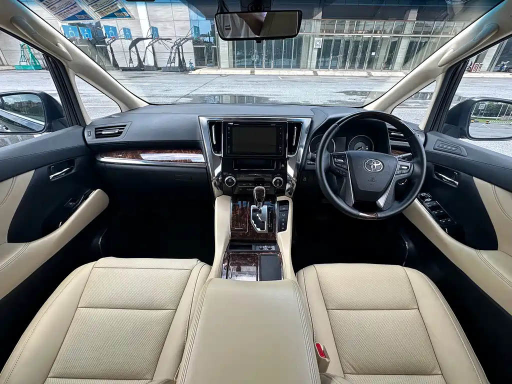 Toyota Alphard — фото 9
