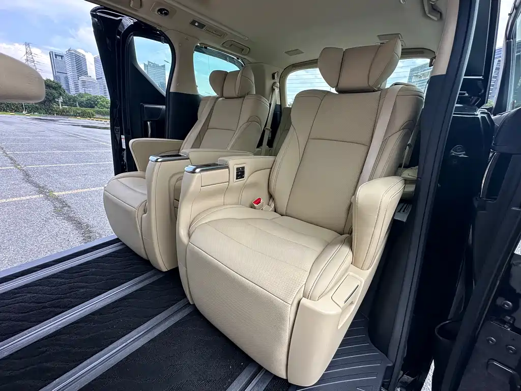 Toyota Alphard — фото 10