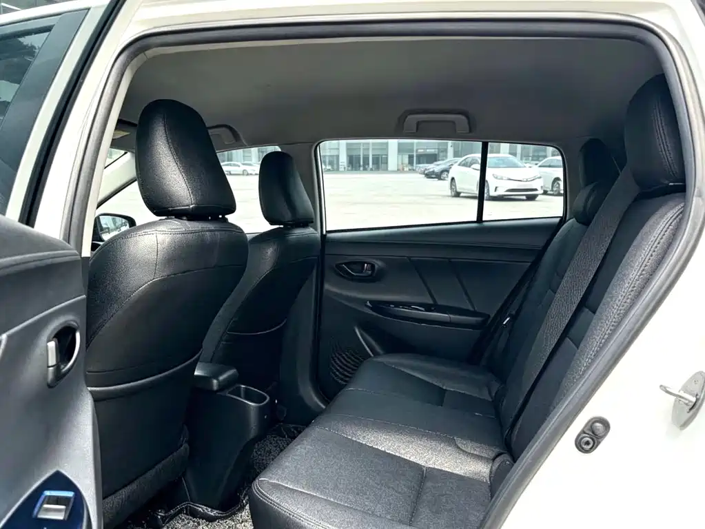 Toyota Yaris L — фото 4