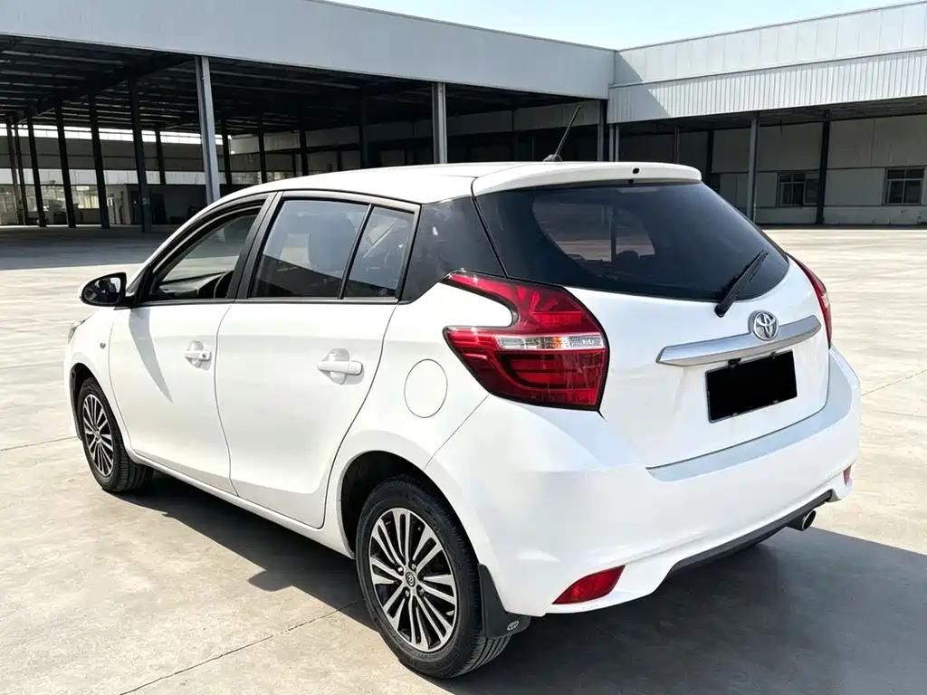 Toyota Yaris L — фото 7