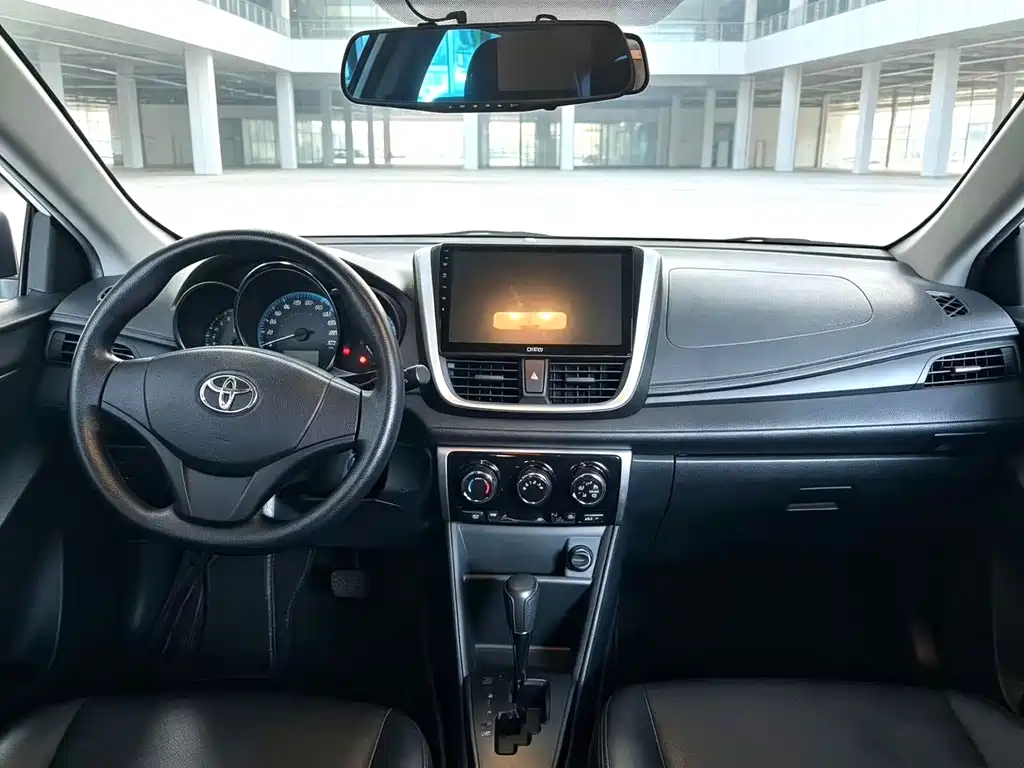 Toyota Yaris L — фото 9