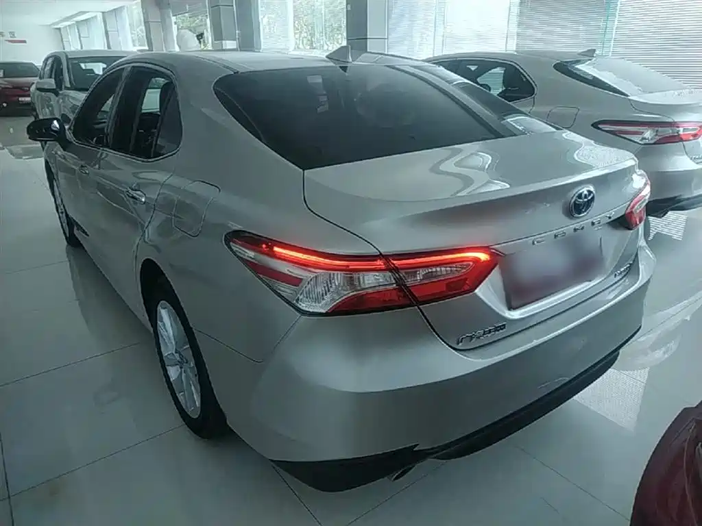 Toyota Camry — фото 5