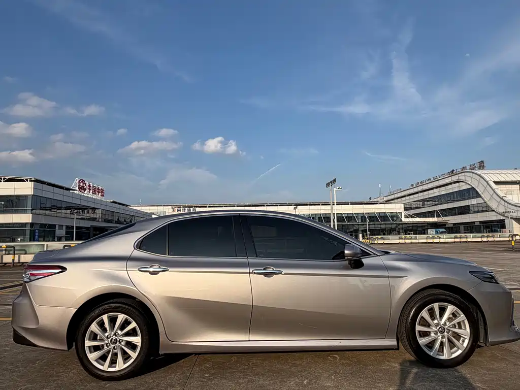 Toyota Camry — фото 3