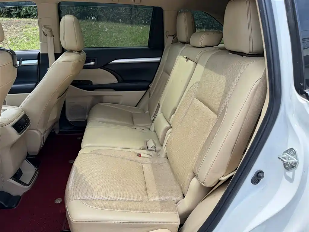Toyota Highlander — фото 10