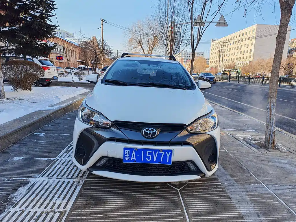Toyota Yaris L — фото 2
