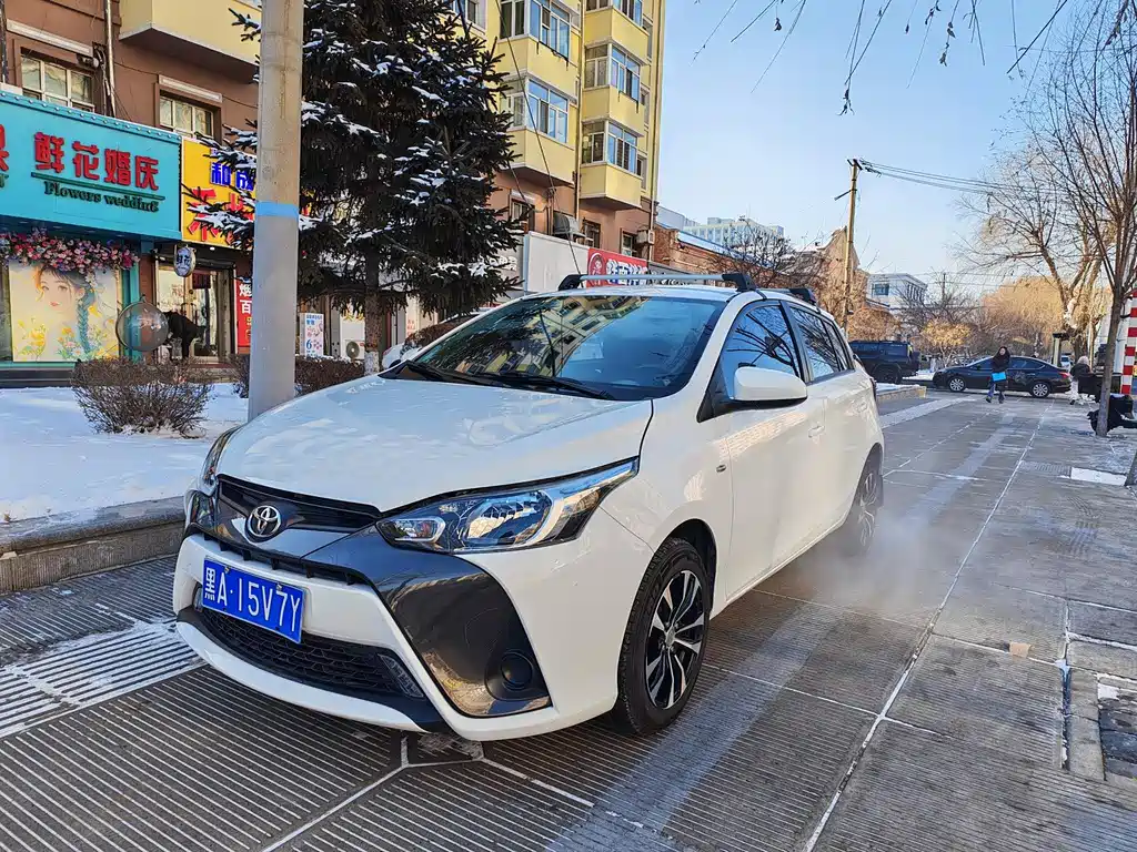 Toyota Yaris L — фото 3