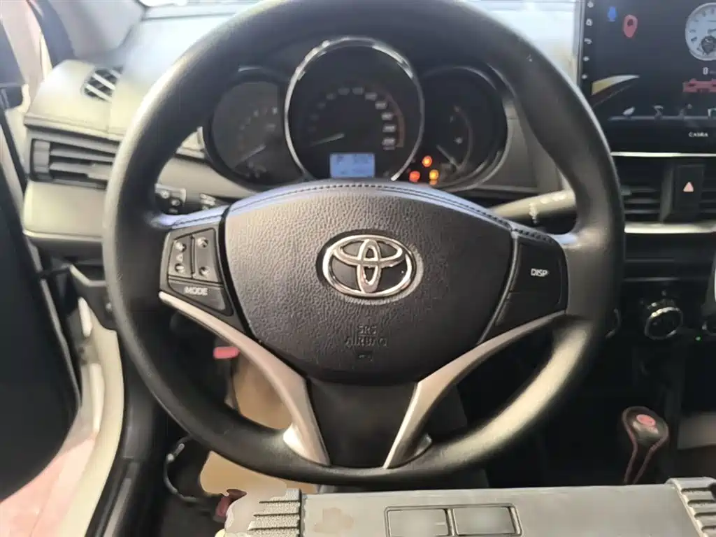 Toyota Yaris L — фото 11