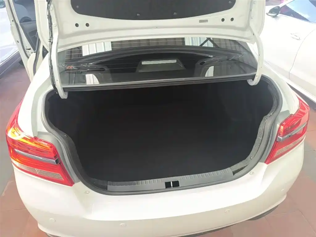 Toyota Yaris L — фото 19