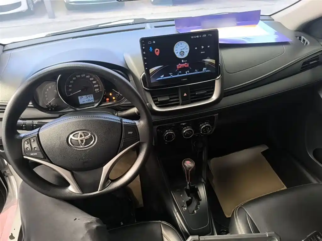 Toyota Yaris L — фото 10