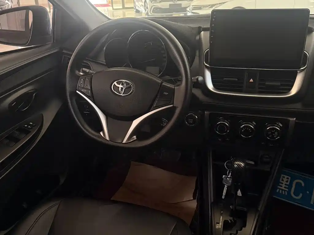 Toyota Yaris L — фото 8