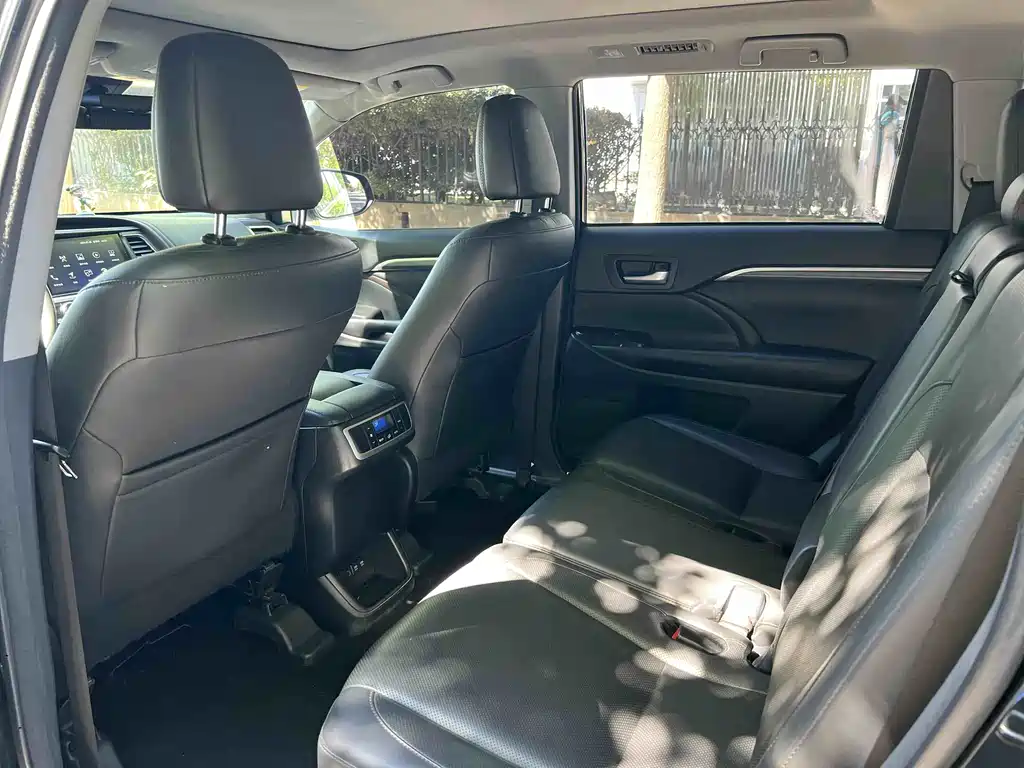 Toyota Highlander — фото 14