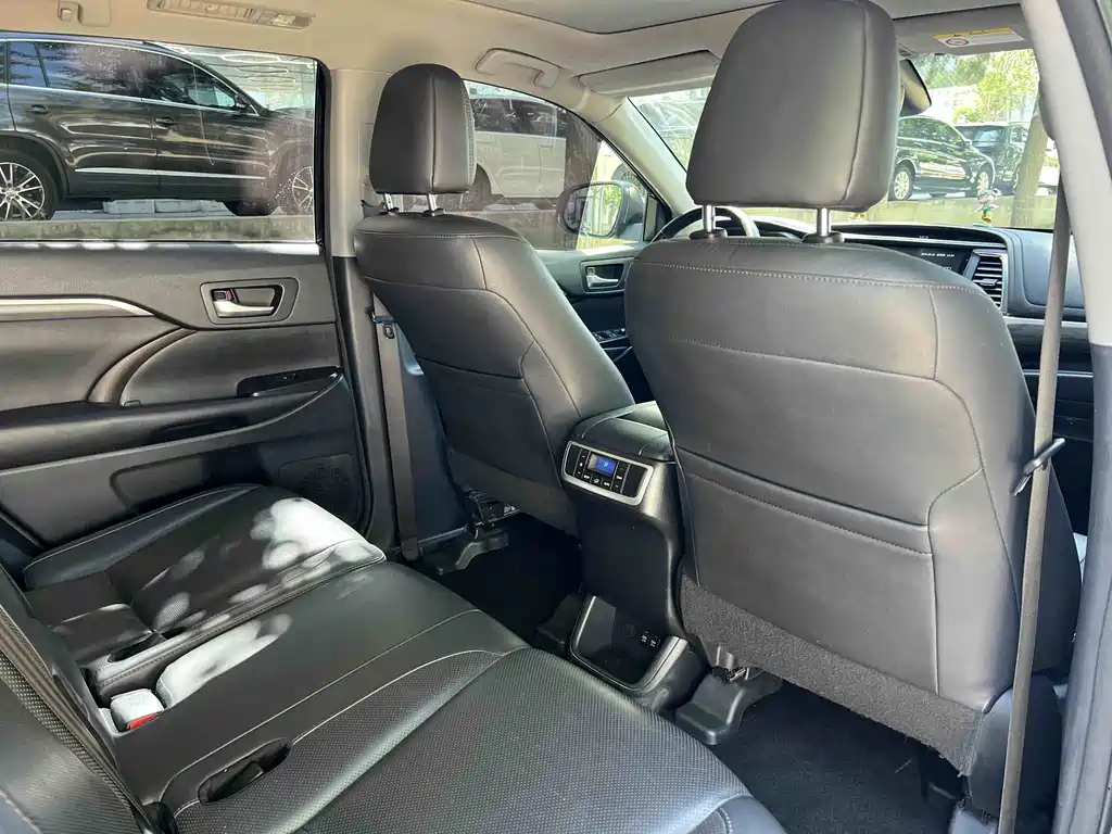 Toyota Highlander — фото 16