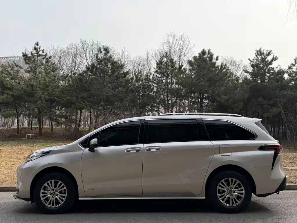 Toyota Sienna — фото 3