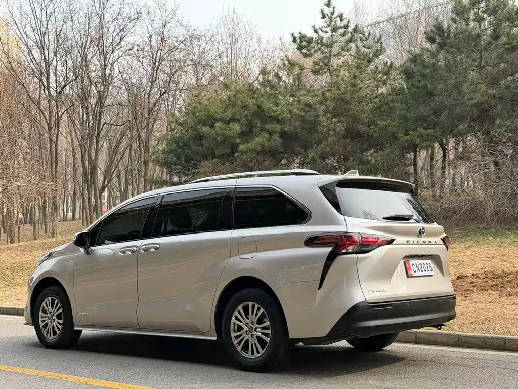Toyota Sienna — фото 4