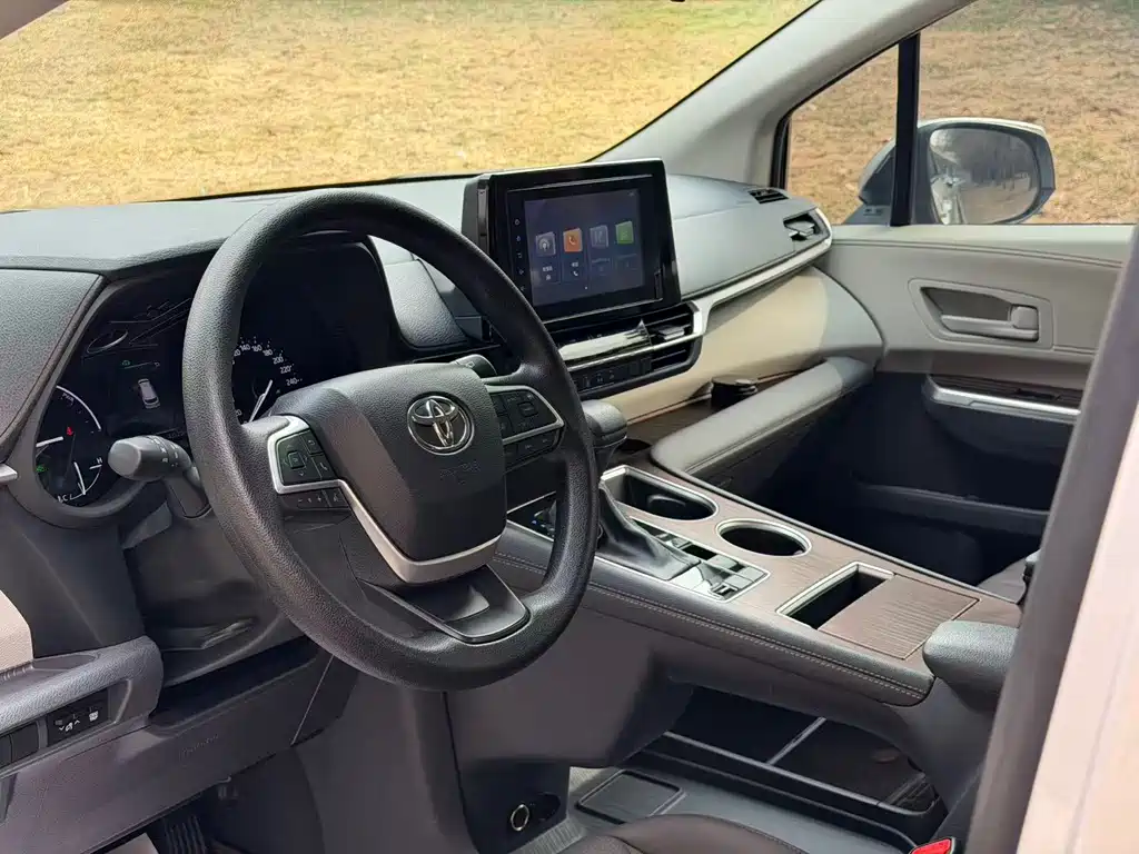 Toyota Sienna — фото 7