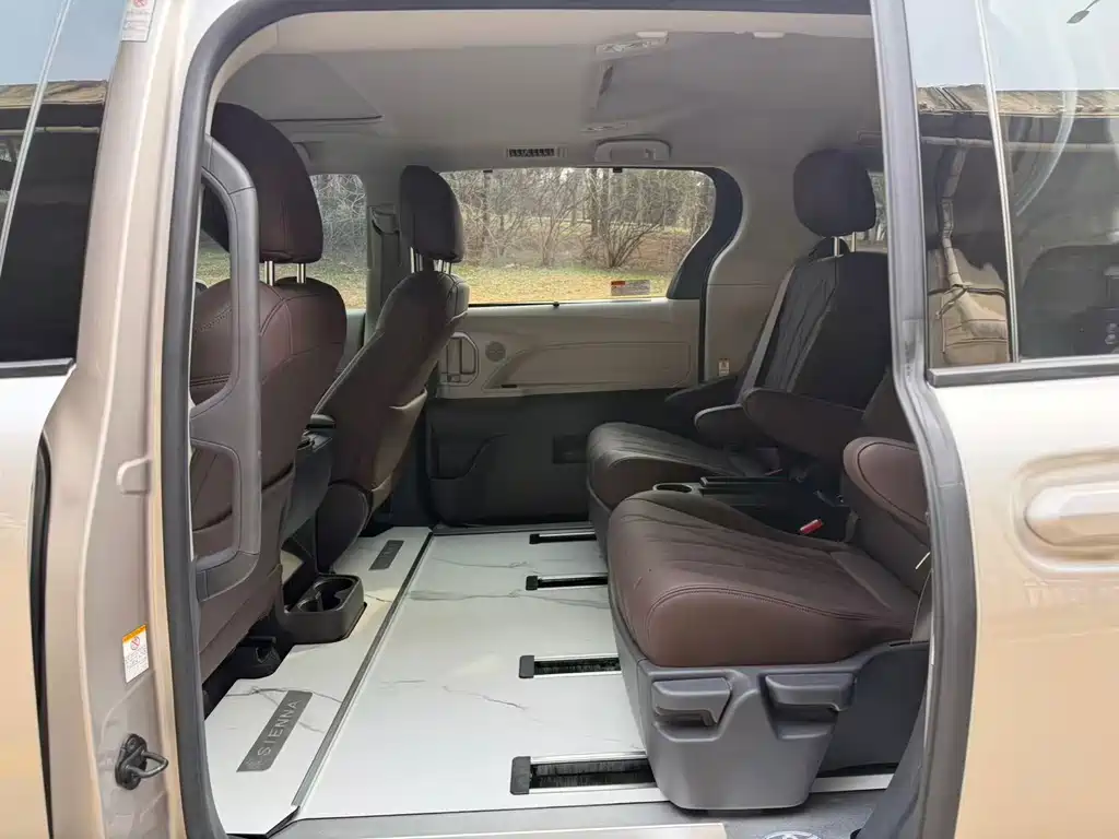 Toyota Sienna — фото 9