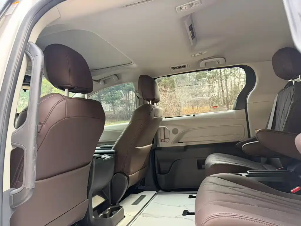 Toyota Sienna — фото 10