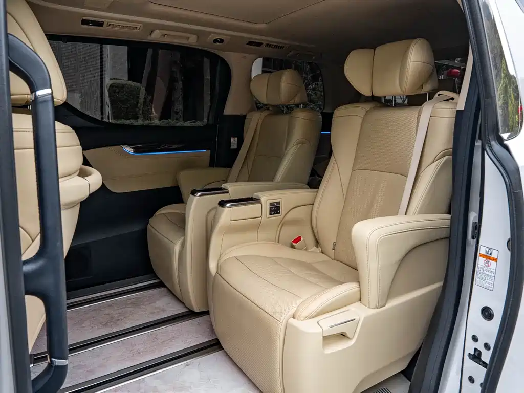 Toyota Alphard — фото 11