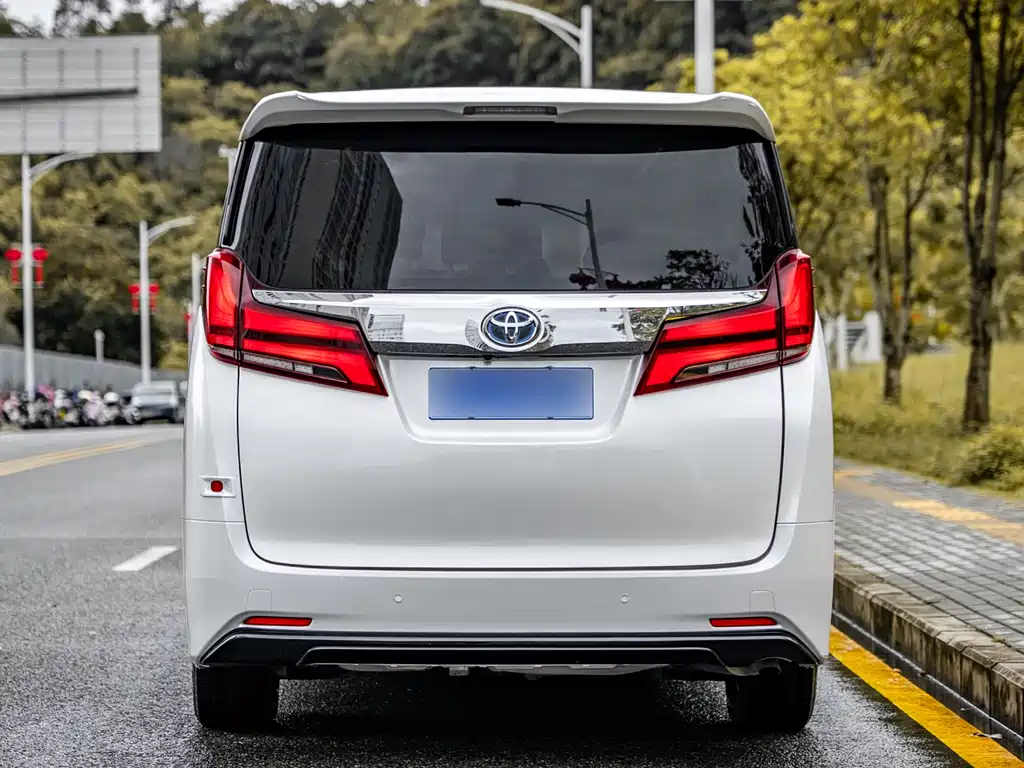 Toyota Alphard — фото 20
